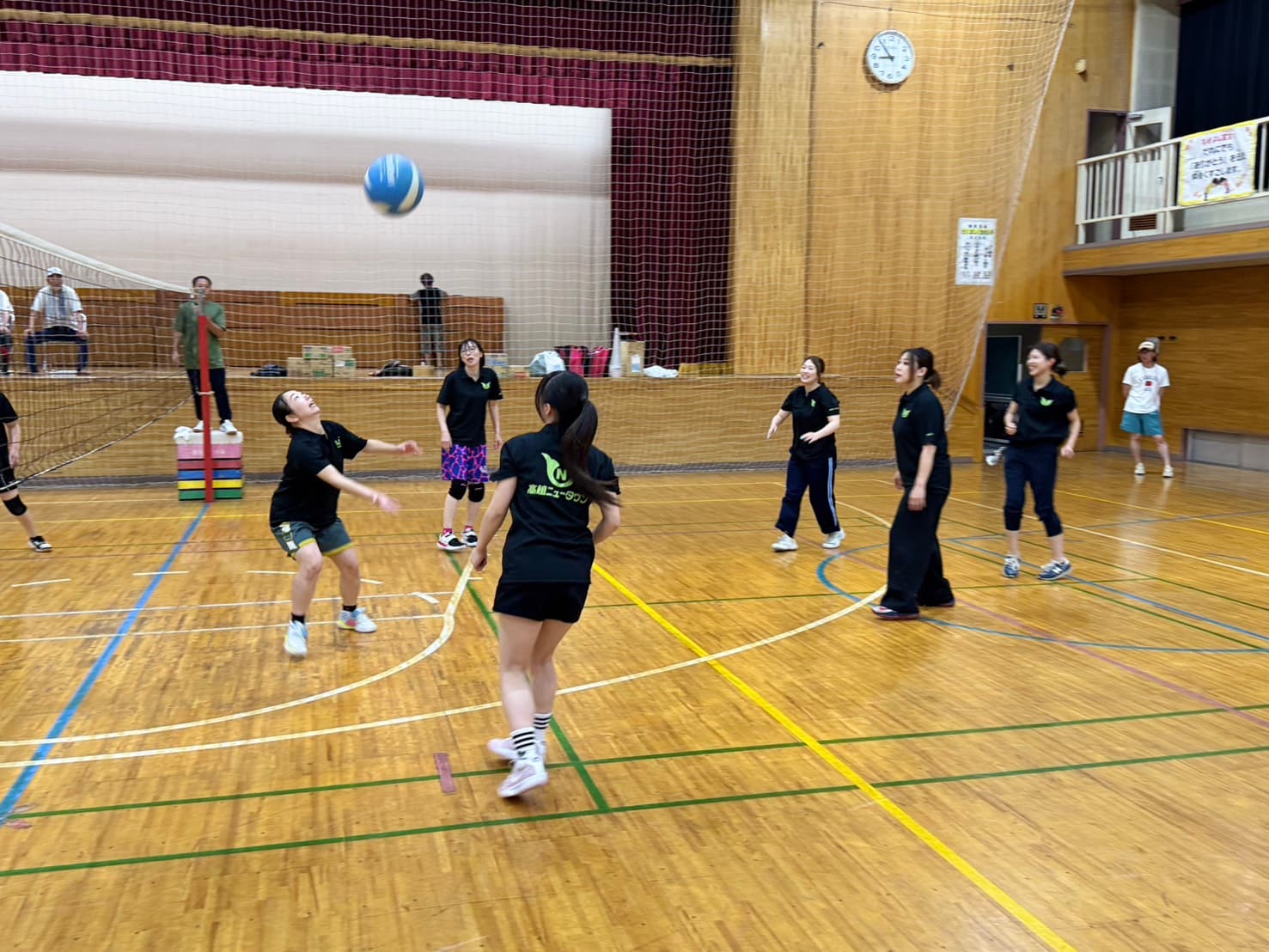 雨にも負けず、高館のスポーツが熱い!女子ソフトバレー速報と男子ソフトボール延期案内